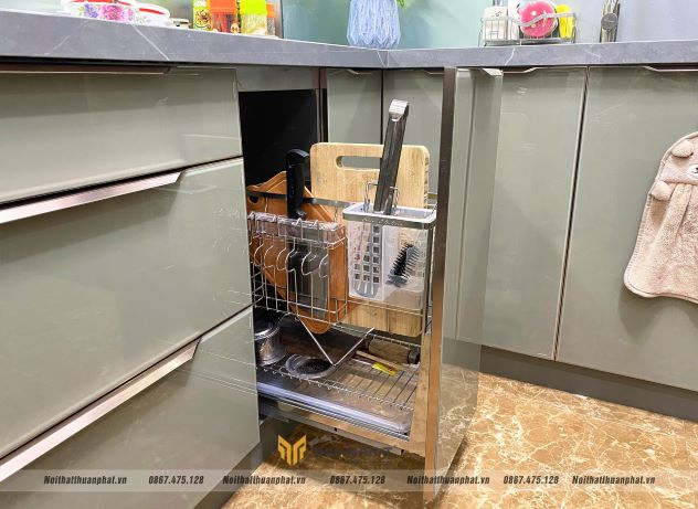 Phụ kiện tủ bếp dưới giá dao thớt gọn gàng, hạn chế bừa bộn trên mặt bếp